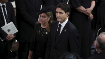VIDEO: Na kanadského premiéra sa valí vlna kritiky. Dva dni pred pohrebom Alžbety II. spieval v hoteli
