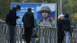 Prvých mobilizovaných Rusov zvážajú do vojenských stredísk. Ukrajina im odkazuje, aby sa vzdali, garantuje im život