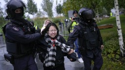 Počas protestov proti ruskej mobilizácii zadržali najmenej 700 ľudí, niektorí boli maloletí