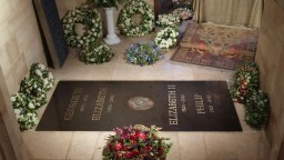 Zverejnili fotografiu náhrobnej tabule Alžbety II. Je vsadená do podlahy Pamätnej kaplnky kráľa Juraja VI.