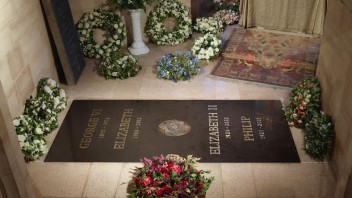 Zverejnili fotografiu náhrobnej tabule Alžbety II. Je vsadená do podlahy Pamätnej kaplnky kráľa Juraja VI.