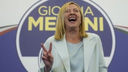 Talianske voľby vyhral pravicový blok Meloniovej, nasvedčujú tomu aj predbežné prepočty