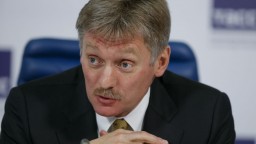 Rusko zatiaľ neplánuje uzavrieť hranice, chce napraviť chyby pri odvodoch, povedal Peskov
