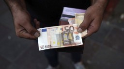 Hrozba recesie priťažila aj euru. Naša mena je opäť slabšia než dolár, padla na 22-ročné minimá