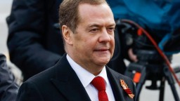 Rusko má právo v nevyhnutnom prípade použiť jadrové zbrane, vyhlásil Medvedev
