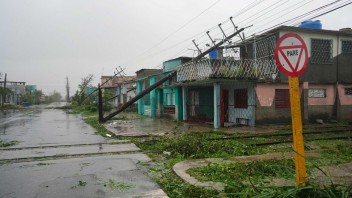 Kuba sa ponorila do tmy. Hurikán poškodil elektrickú sieť, Florida očakávala najhoršie