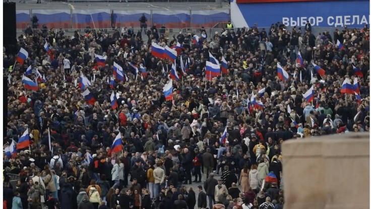 VIDEO: Rusi oslavujú na Červenom námestí. Víťazstvo bude naše, vyhlásil Putin