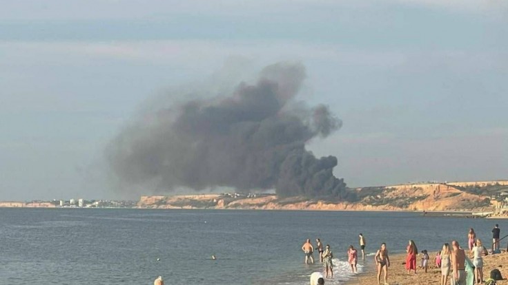 Z vojenského letiska Beľbek na Kryme hlásia silný požiar a výbuchy