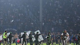 Chaos a násilnosti v Indonézii. Počet obetí tragédie po futbalovom zápase prekročil hranicu 120, sú medzi nimi aj deti