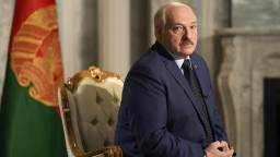 Lukašenko chce, aby školáci chodili na zemiakové brigády. Majú si tým upevniť zdravie