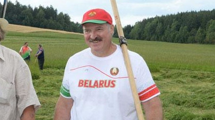 Lukašenko mobilizuje školákov. Zberom zemiakov a tvrdou fyzickou prácou chce vraj vychovávať študentov
