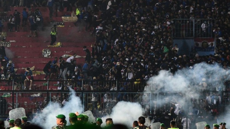 Hlásia už viac ako 130 obetí nepokojov na futbalovom štadióne v Indonézii