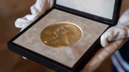 Nobelovu cenu za fyziku získali až traja laureáti. Ocenené boli ich experimenty v kvantovej mechanike