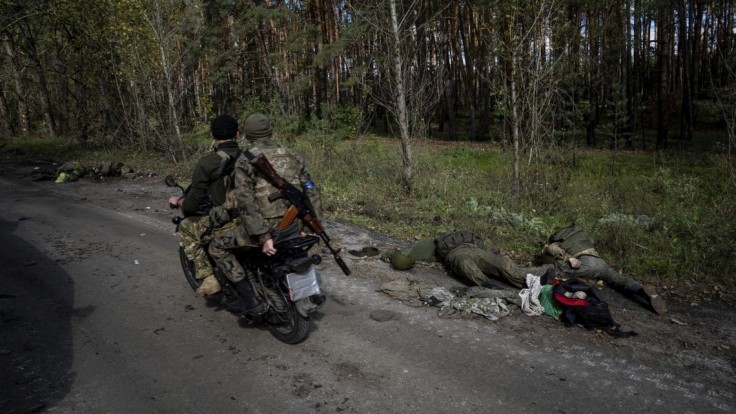 FOTO: Prvé zábery z Lymanu ukazujú cesty posiate padlými ruskými vojakmi