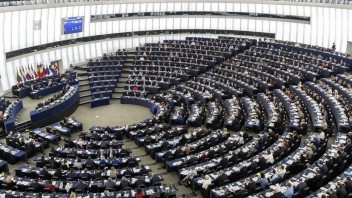 Nemeckí europoslanci vyzývajú na šetrenie. Navrhli, aby Europarlament zasadal len v Bruseli