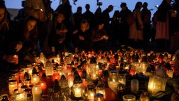 Na viacerých miestach v Bratislave si uctili pamiatku obetí tragickej dopravnej nehody