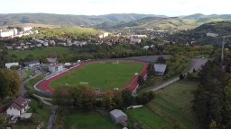 Atletické štadióny na Slovensku stále pribúdajú. Novému sa tešia už aj športovci z Banskej Štiavnice