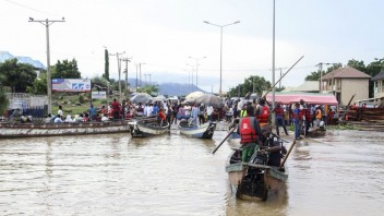 V Nigérii sa prevrátilo plavidlo s 85 ľuďmi na palube. Utopilo sa 10 ľudí a ďalších 60 je nezvestných