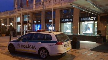 VIDEO: Lúpež v Bratislave. Zlodeji prepadli a vykradli predajňu s luxusnými hodinkami
