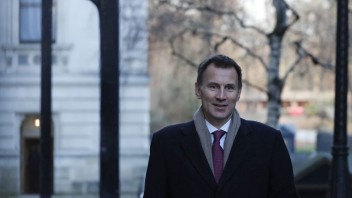 Premiérka Trussová odvolala britského ministra financií. Nahradí ho Jeremy Hunt