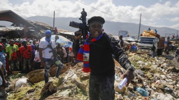USA a Kanada poslali na Haiti obrnené vozidlá, aby pomohli v boji proti gangom