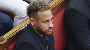 Brazílsky futbalista Neymar sa postavil pred súd v Barcelone, hrozí mu dvojročný trest