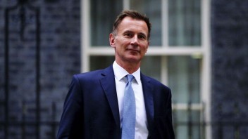 Nový britský minister financií Hunt zmaril kontroverzné plány premiérky Trussovej