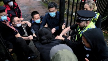 Britský parlament žiada vyhostenie čínskeho diplomata, priznal sa k účasti na útokoch v Manchestri