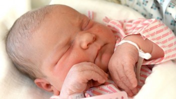 Otcovia budú po narodení dieťaťa doma, Čaputová podpísala 14-dňovú otcovskú dovolenku