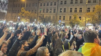 V Prahe sa zhromaždili tisícky ľudí, uctili si pamiatku obetí streľby na Zámockej ulici