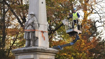 Poľsko odstránilo pomníky Červenej armády. Sú to pamätníky hanby, zaznelo pred demontážou