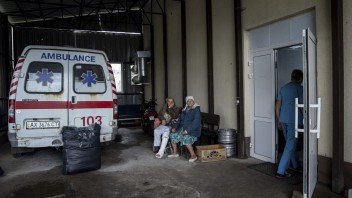 Rusi presúvajú z Chersonu svojich chorých a zranených, informovala Ukrajina