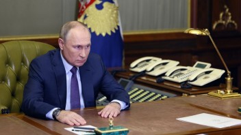 Zmena moci je v Rusku nepravdepodobná. Putina však oslabilo rozhodnutie napadnúť Ukrajinu