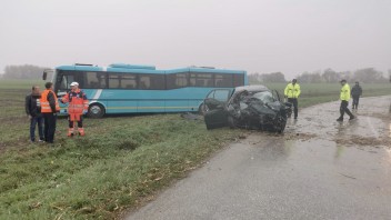 Neďaleko Komárna sa zrazilo auto s autobusom. O život prišiel jeden človek