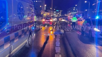 Polícia vyšetruje smrteľnú nehodu v Bratislave, vodič z miesta ušiel