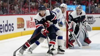 NHL: Fehérváry pomohol asistenciou k víťazstvu, Černák po strete so strelou Ovečkina duel nedohral