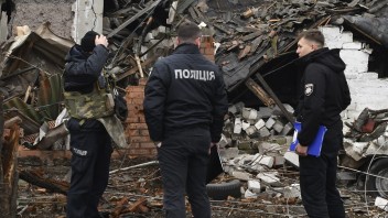 Do Chersonu sa vrátili ukrajinskí policajti, v meste chýba voda, jedlo aj lieky