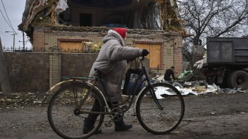 Čím sme sa previnili, pýta sa 75-ročná Ukrajinka, ktorú znásilnil nepriateľský vojak