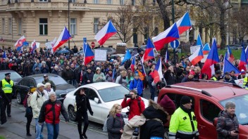 Pred budovou Českej televízie sa protestovalo proti vláde. Demonštranti chceli vystúpiť v živom vysielaní