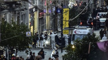 Turecko po bombovom útoku v Istanbule zadržalo takmer 50 ľudí. Do väzby ide 17 podozrivých