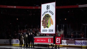 NHL: Obrovská pocta pre Mariána Hossu, dres hokejovej legendy vyvesili pod strechu štadióna