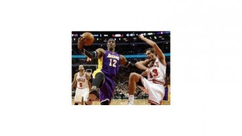 NBA: Lakers natiahli sériu prehier vonku
