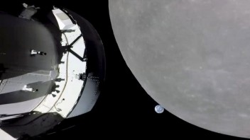 Vesmírna loď Orion sa priblížila k Mesiacu na jeho odvrátenej strane