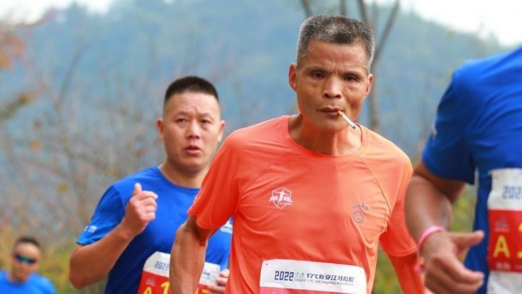 FOTO: Bežal maratón a fajčil jednu od druhej. Päťdesiatročný Číňan si pripísal kuriózny výkon