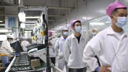V čínskej továrni na výrobu iPhonov vypukli veľké protesty. Pracovné podmienky sú katastrofálne