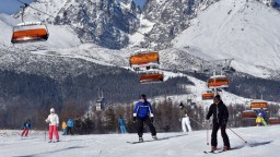 Neistota z možnosti lyžovať v Tatrách je minulosťou. Prevádzkovatelia stredísk začali zasnežovať