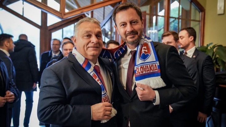 V Košiciach rokovali lídri krajín V4. Heger daroval Orbánovi šál so slovenským znakom