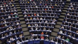 Poslanci Európskeho parlamentu schválili pomoc pre Ukrajinu vo výške 18 miliárd eur