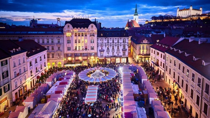 Vianočné trhy sú späť. Ako vyzerá ich návrat do najväčších slovenských miest?