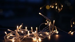 Vedecky potvrdené: Čím dlhšia reťaz vianočných svetielok, tým viac sa zamotá